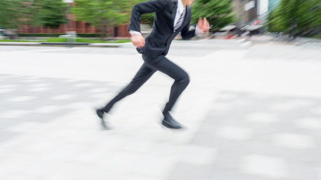 走る男性